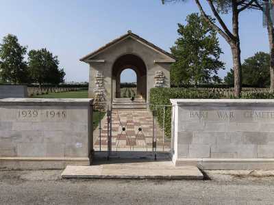 Si tratta di un cimitero aperto, senza portoni d�ingresso. E� infatti visitabile sempre, a ogni ora. Sono presenti solo due bassi cancelli messi qui per evitare l�accesso ai cani randagi